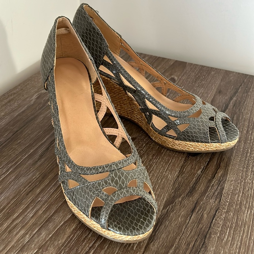 NWOT Sexy Snake Print Wedge Shoes Peep Toe Grey Cut Out